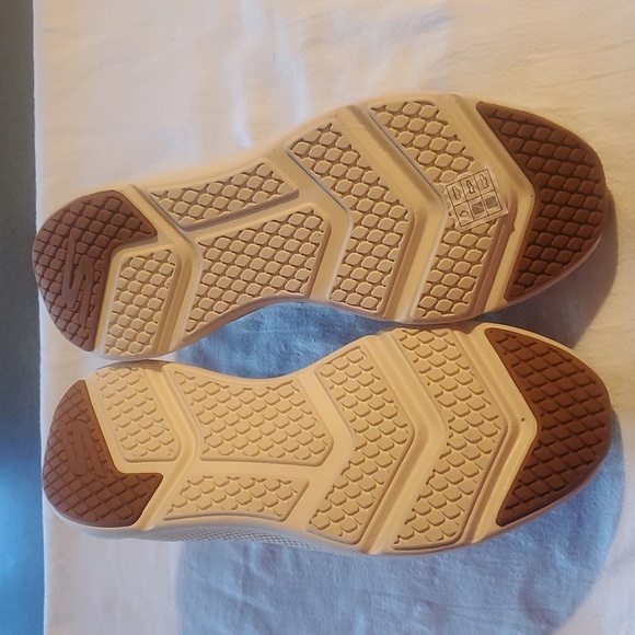 Skechers Ultra GoRun Elevate Air Cooled Black and White Slip-On Sz 9.5 Shoes NWT - Picture 6 of 9